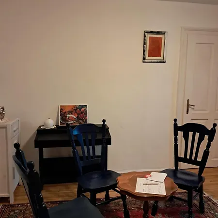 Julia Selfcheck Inandout Apartment
