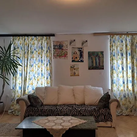 Julia Selfcheck Inandout Apartment *